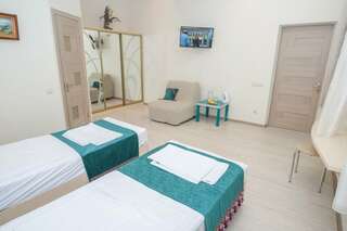 Гостиница Феоника Феодосия Стандартный номер с 2 односпальными кроватями и диваном-3