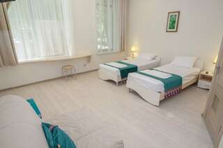 Гостиница Феоника Феодосия Стандартный номер с 2 односпальными кроватями и диваном-2