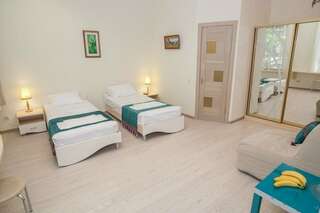 Гостиница Феоника Феодосия Стандартный номер с 2 односпальными кроватями и диваном-1