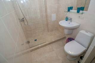 Гостиница Феоника Феодосия Стандартный номер с 2 односпальными кроватями и диваном-4