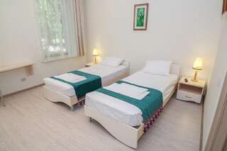 Гостиница Феоника Феодосия Двухместный номер с 2 отдельными кроватями + дополнительной кроватью-1